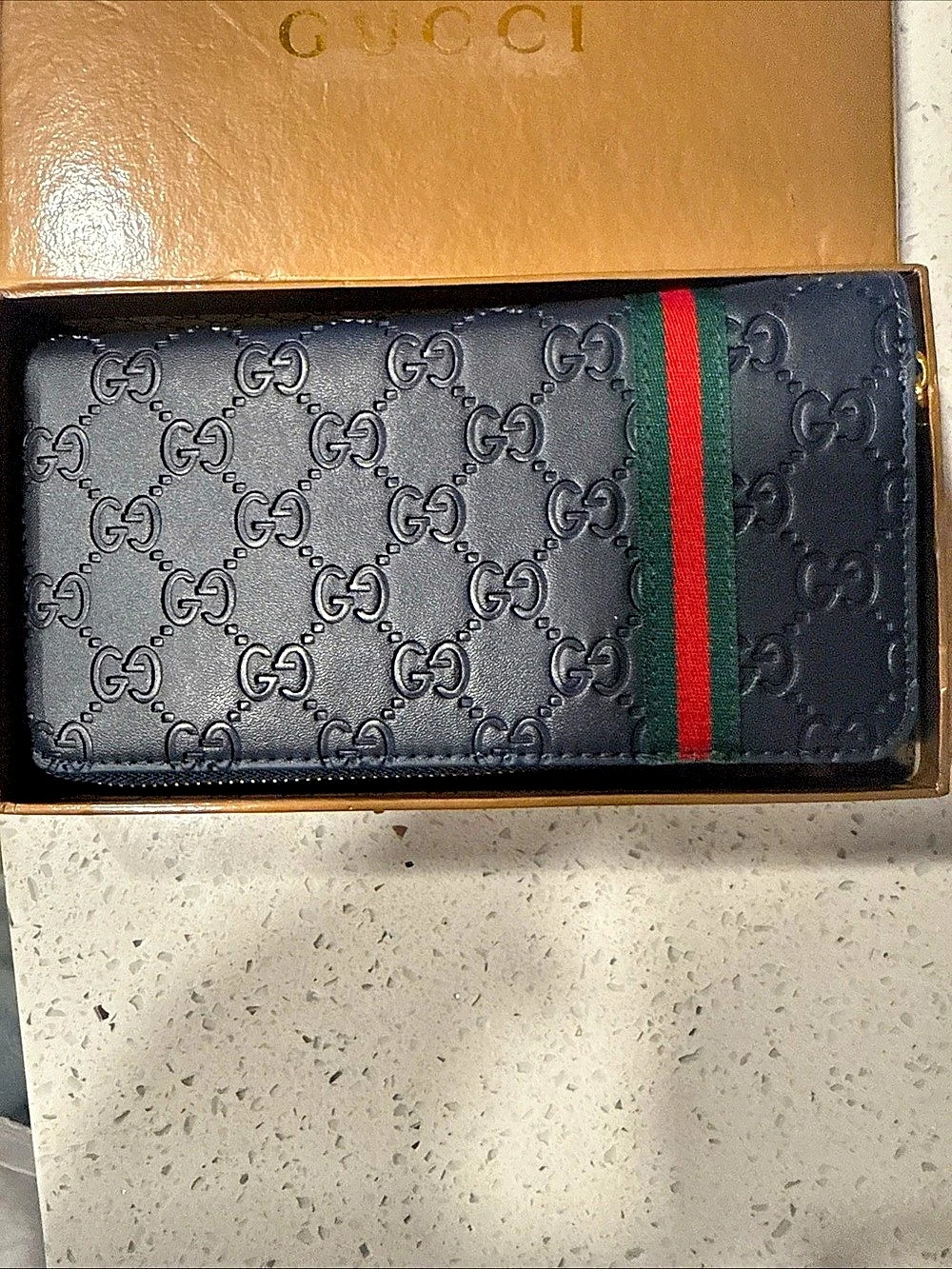 Gucci GG Supreme zip-around wallet in Black & Red